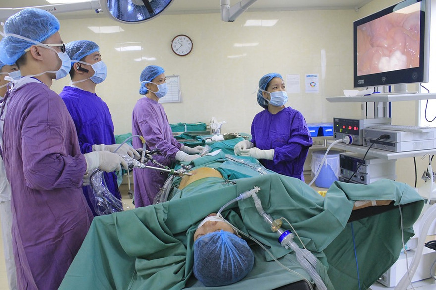 Các BS đang tiến hành gắp xương cá cho bệnh nhân. Ảnh: Bệnh viện cung cấp