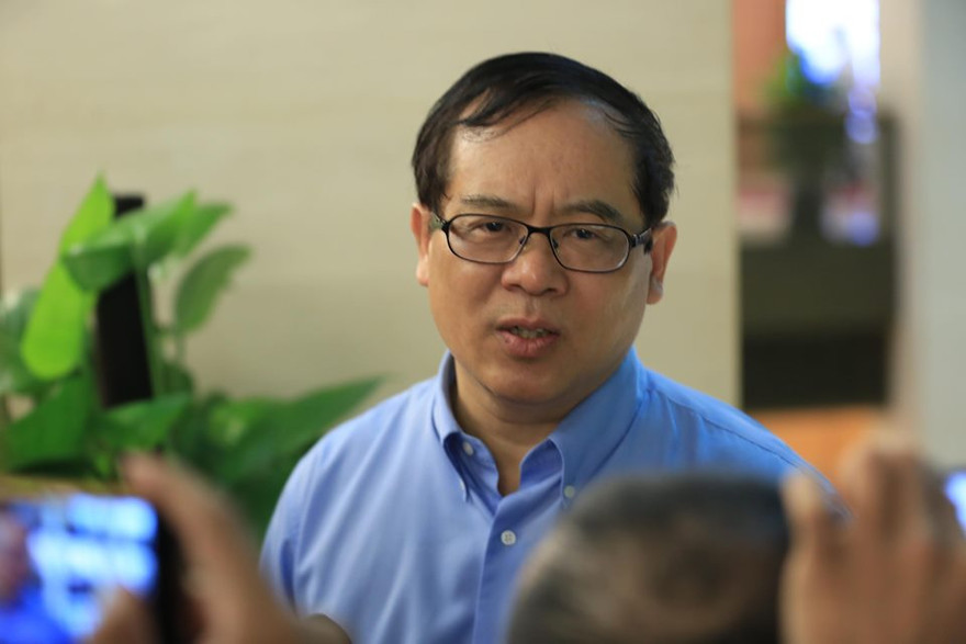 Đại biểu Quốc hội Nguyễn Quốc Hưng trao đổi bên lề kỳ họp sáng 13/6. Ảnh Như Ý