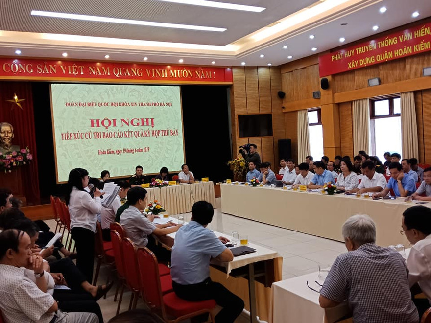 Cử tri phát biểu tại buổi tiếp xúc cử tri sáng 19/6