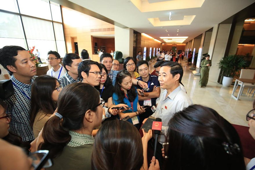 ĐBQH Nguyễn Thái Học trả lời PV bên lề kỳ họp Quốc hội sáng 14/6. Ảnh Như Ý