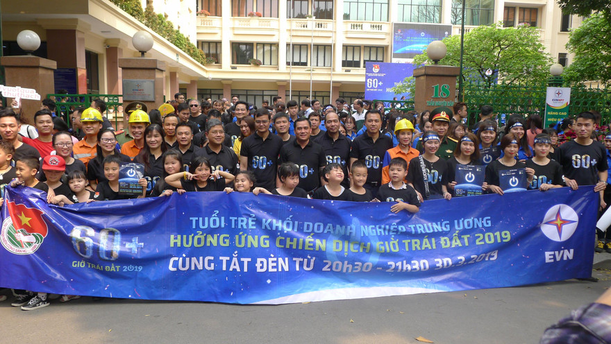 Các đại biểu và đông đảo đoàn viên, thanh niên hưởng ứng Giờ trái đất.