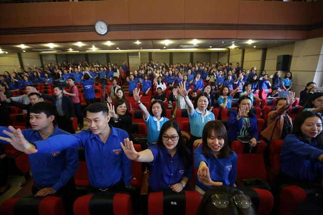 Đông đảo sinh viên tham gia chương trình đối thoại về bình đẳng giới và an toàn cho phụ nữ và trẻ em. Ảnh: Như Ý