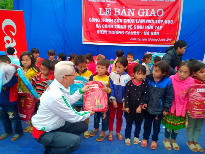 Tổng giám đốc Canon Việt Nam – ông Minoru Niimura trao tặng quà cho học sinh điểm trường Canon - Nà Bản