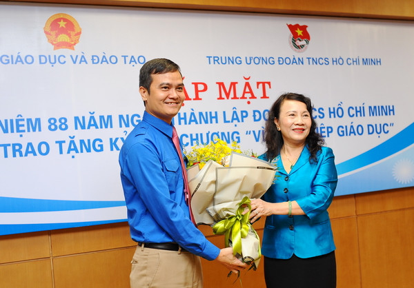 Thứ trưởng Nguyễn Thị Nghĩa thay mặt lãnh đạo Bộ Giáo dục và Đào tạo tặng hoa chúc mừng 88 năm Ngày thành lập Đoàn TNCS Hồ Chí Minh.