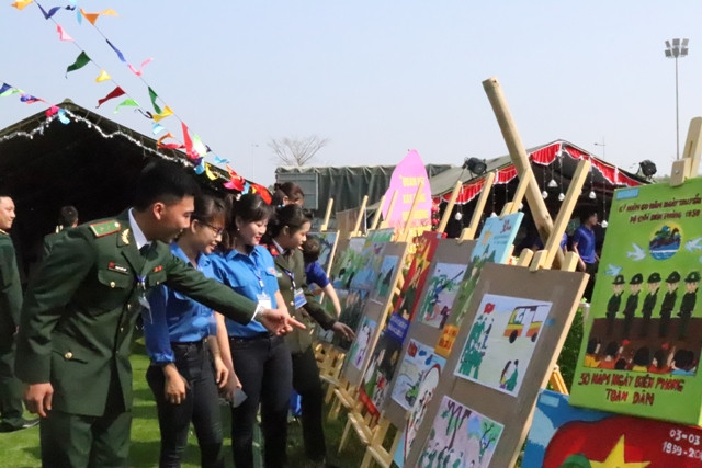 Hội trại "Xuân biên giới - Âm tình quân dân" hấp dẫn, thu hút với nhiều hoạt động đặc sắc.