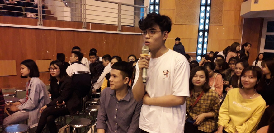 Các bạn trẻ đặt các câu hỏi với diễn giả tại talkshow