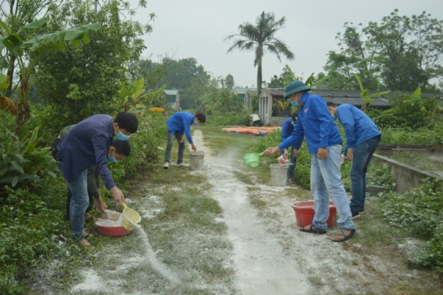Đoàn viên thanh niên tham gia hoạt động vệ sinh, rắc vôi bột phòng dịch tả lợn Châu Phi