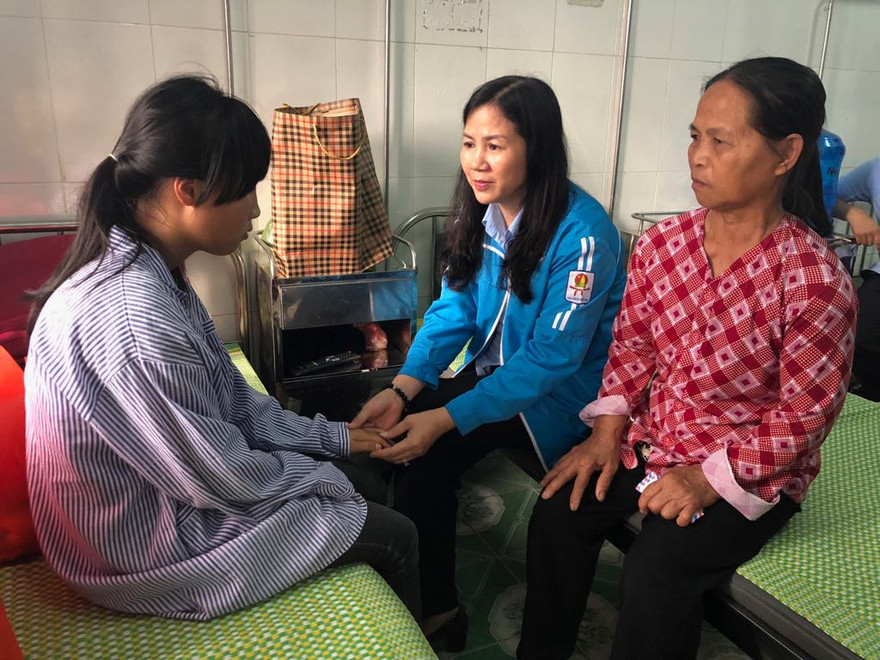 Chị Hoàng Tú Anh, Phó Chủ tịch Hội đồng Đội T.Ư, Giám đốc Trung tâm Hỗ trợ và Phát triển Thiếu nhi Việt Nam ân cần thăm hỏi, động viên nữ sinh H.Y và gia đình em.