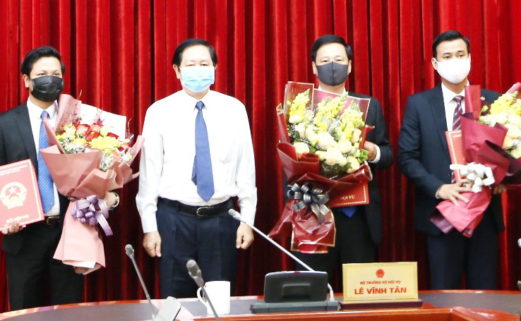 Bộ trưởng Bộ Nội vụ trao quyết định cho các cá nhân vừa được điều động, bổ nhiệm. Ảnh BNV