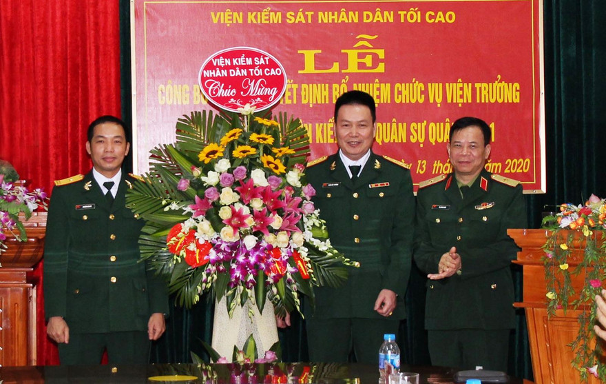 Thiếu tướng Tạ Quang Khải chúc mừng các đồng chí được bổ nhiệm. Ảnh CP