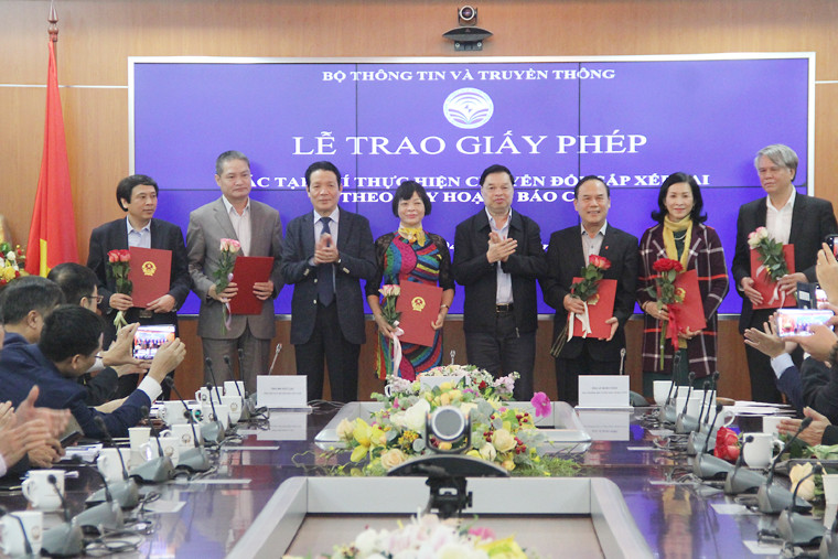 Bộ TT&TT Trao giấy phép cho 18 tạp chí của 18 tổ chức hội