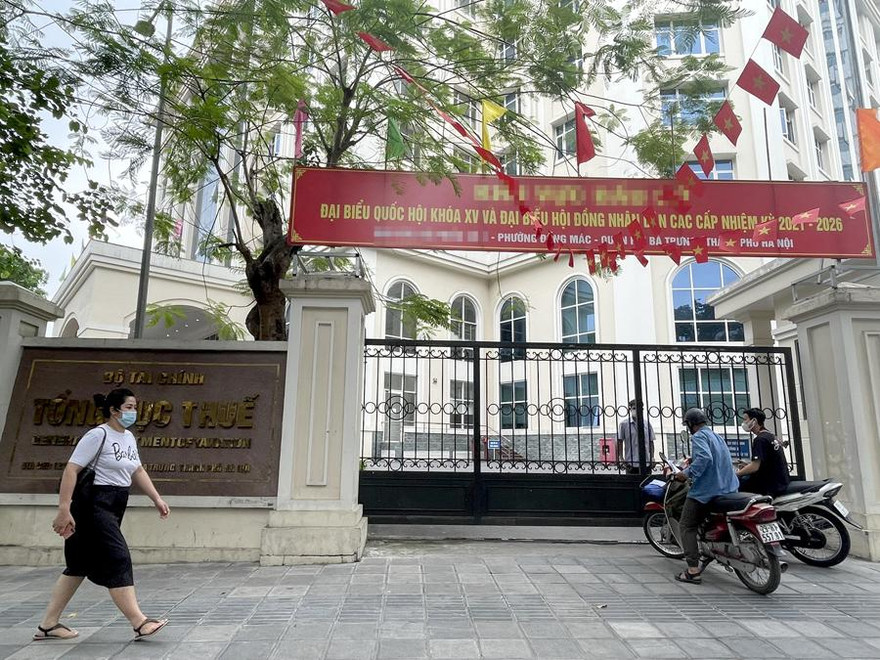 Trụ sở Tổng cục Thuế số 123 Lò Đúc ngày 24/5 đã "cửa đóng, then cài" sau tin 1 nhân sự làm việc tại đây dương tính với SARS-CoV-2. Ảnh: Như Ý.