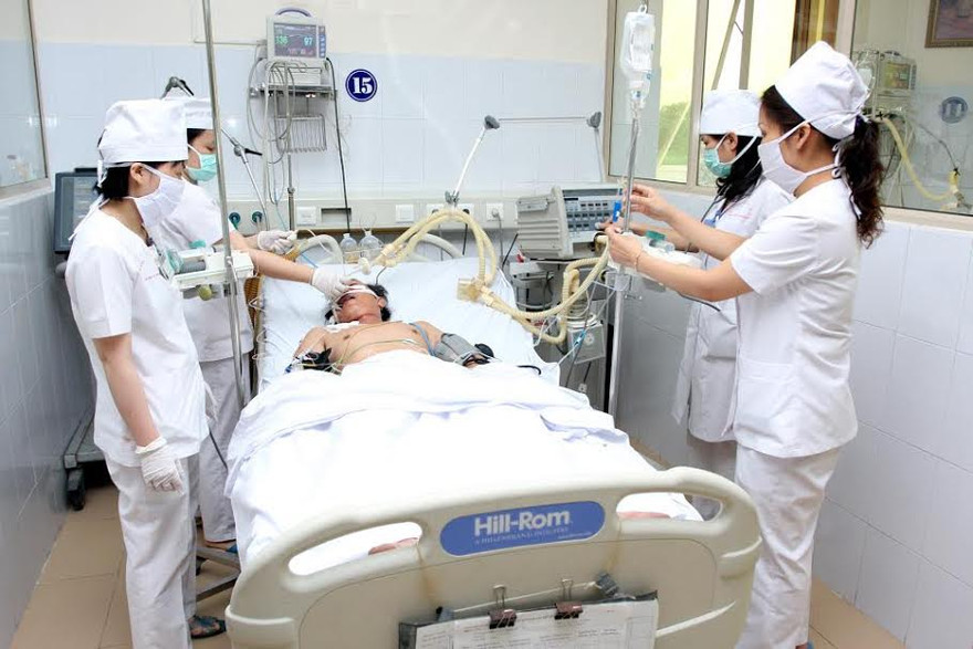 Bác sĩ, kỹ thuật viên theo dõi liên tục áp lực nội soi ở bệnh nhân đột quỵ não cấp