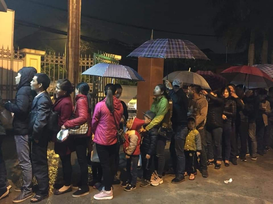 Trong lúc nhiều người đang chăn ấm đệm êm thì 3 giờ sáng nay, giữa trời mưa rét, hàng trăm phụ huynh cùng các cháu nhỏ 3, 4 tuổi vẫn co ro xếp hàng tại Viện Sốt rét - Ký sinh trùng và Côn trùng TƯ chờ lấy số xét nghiệm tìm sán lợn.