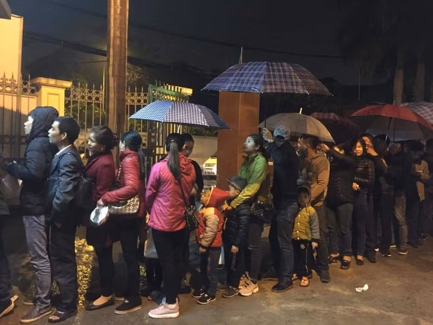 Trong lúc nhiều người đang chăn ấm đệm êm thì 3 giờ sáng nay, giữa trời mưa rét, hàng trăm phụ huynh cùng các cháu nhỏ 3, 4 tuổi vẫn co ro xếp hàng tại Viện Sốt rét - Ký sinh trùng và Côn trùng TƯ chờ lấy số xét nghiệm tìm sán lợn.
