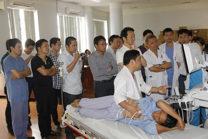 Các BS của nhiều BV trên toàn quốc theo dõi chuyển giao kỹ thuật tái tạo van động mạch chủ bằng màng tim theo phương pháp OZAKI