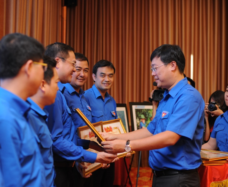 Bí thư thứ nhất T.Ư Đoàn Lê Quốc Phong trao tặng Bằng khen cho các đơn vị xuất sắc tại chiến dịch thanh niên tình nguyện hè 2018. Ảnh: Dương Triều