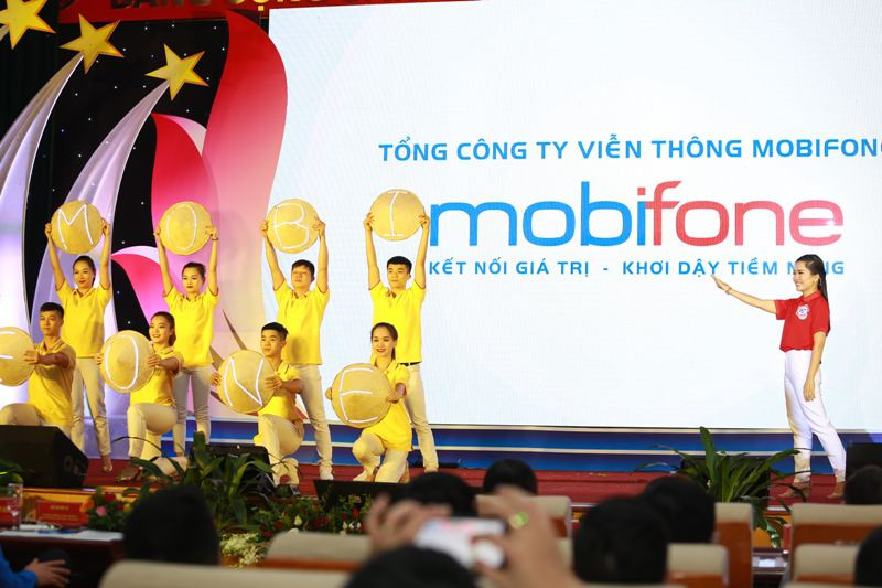 Phần thi Chào hỏi ấn tượng của Ủy viên BCH Đoàn Cty Dịch vụ Mobifone khu vực I, Tổng Cty viễn thông Mobifone. Ảnh: Bảo Anh