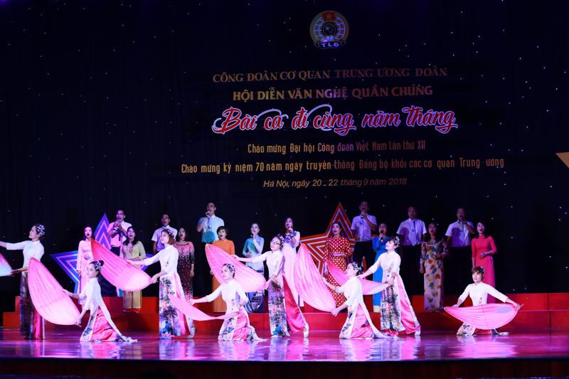 Đêm khai mạc Hội diễn "Bài ca đi cùng năm tháng" diễn ra với nhiều tiết mục đặc sắc. 