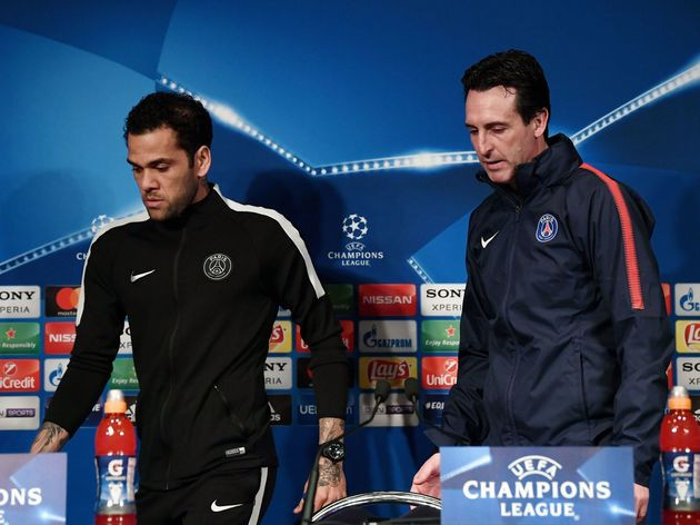 Dani Alves muốn tái hợp HLV Emery tại Arsenal.