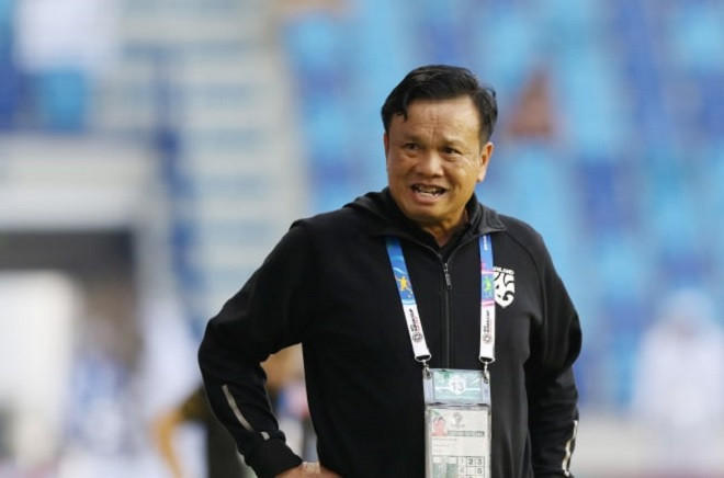 HLV Sirisak Yodyadthai của ĐT Thái Lan.