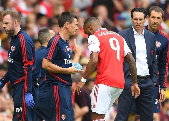 Alexandre Lacazette dính chấn thương khá nghiêm trọng.