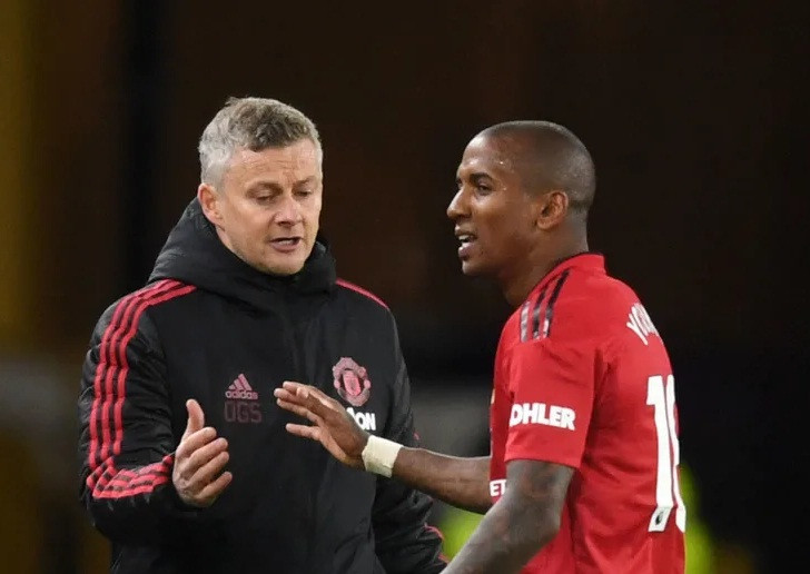 HLV Ole Gunnar Solskjaer thất vọng về thẻ đỏ của Young.