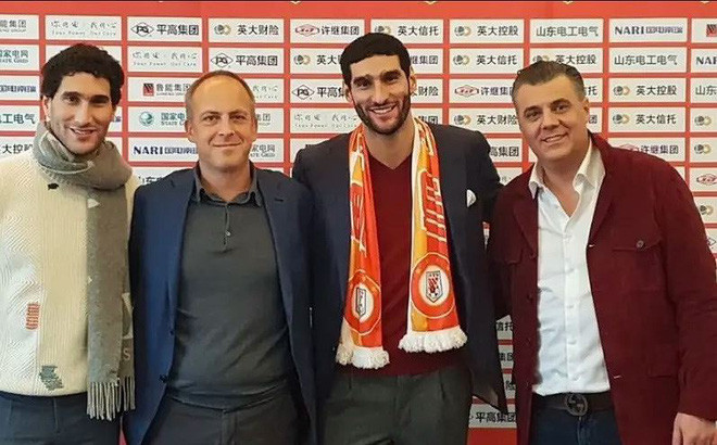 Marouane Fellaini trong ngày ra mắt Shandong Luneng.