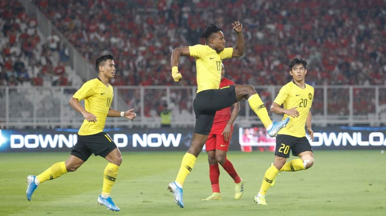 Mohamadou Sumareh ăn mừng bàn thắng vào lưới Indonesia.