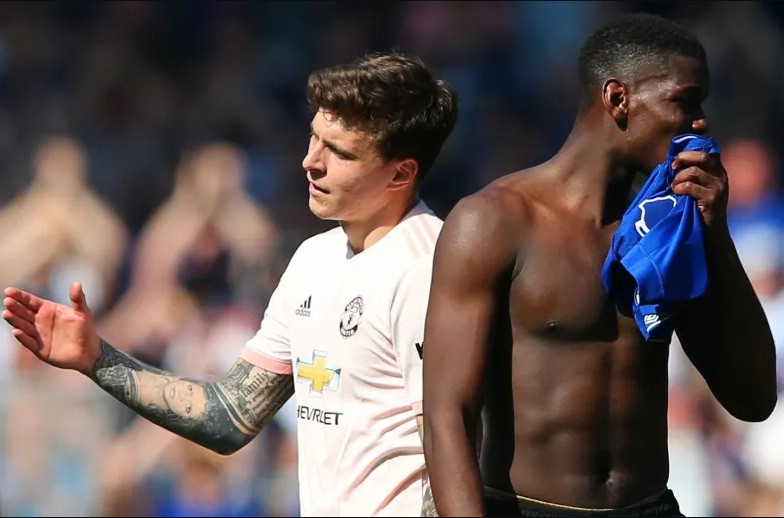 Phòng thay đồ M.U lúc này "loạn" chẳng kém thời Mourinho.