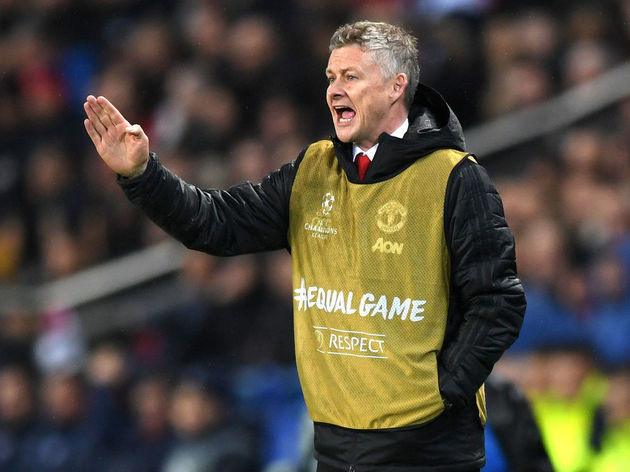 HLV Ole Gunnar Solskjaer mặc áo bib suốt trận đấu giữa PSG và M.U.