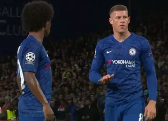 Ross Barkley yêu cầu Willian bình tĩnh để mình thực hiện quả 11m và rồi thất bại.
