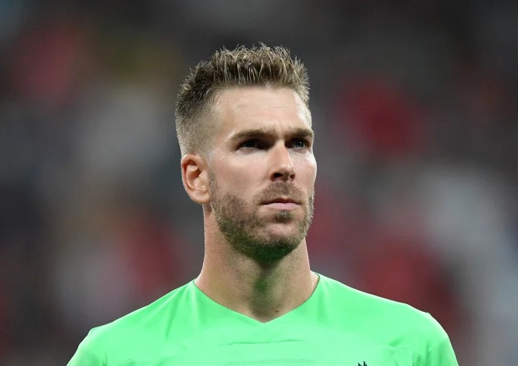 Adrian dính chấn thương trong lúc ăn mừng cùng NHM.