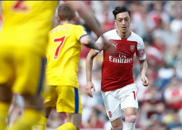 Mesut Ozil vắng mặt ở trận thua trước Leicester City vì chưa bình phục chấn thương.