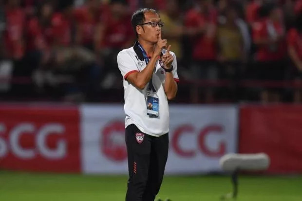 HLV Phairoj Bovornwattanadilok đang hứng “mưa” chỉ trích từ CĐV nhà.