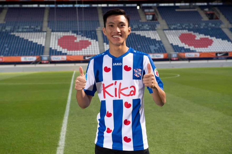 Văn Hậu trong ngày ra mắt SC Heerenveen.