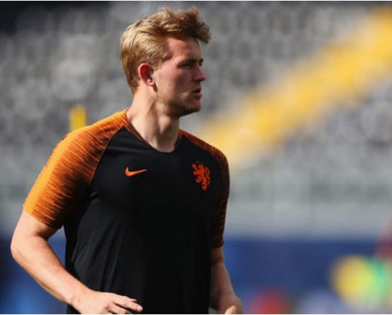 De Ligt trên đường gia nhập Juventus.