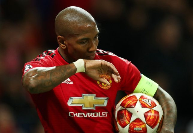 Ashley Young là cầu thủ M.U chơi tệ nhất trước Barcelona.