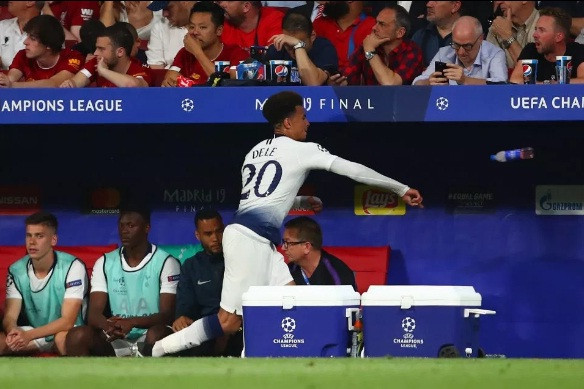 Dele Alli tức giận ném chai nước khi bị thay ra.