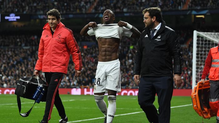 Vinicius Jr rời sân trong nỗi thất vọng tràn trề.