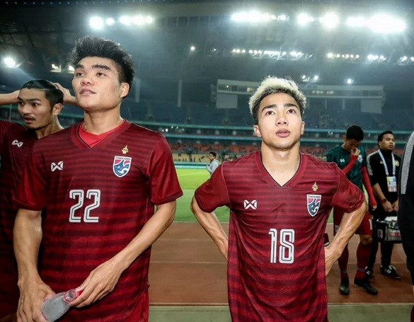 Chanathip Songkrasin (phải) tái phát chấn thương ở mức độ khá nghiêm trọng.