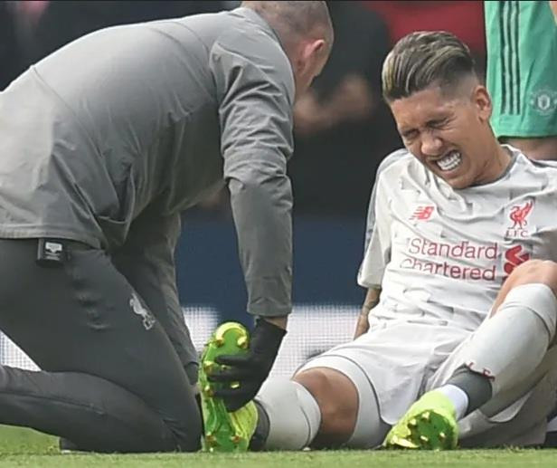 Roberto Firmino dính chấn thương khả nặng trong trận đấu với M.U.