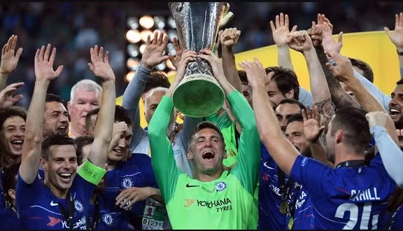Robert Green nâng cao chức vô địch cùng Chelsea dù chẳng thi đấu phút nào mùa này.