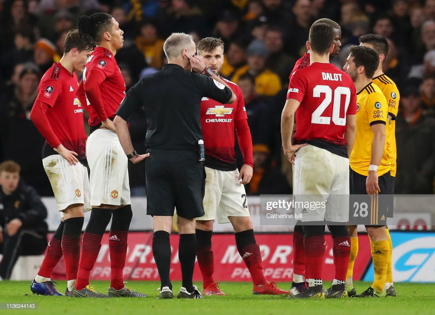 Trọng tài Martin Atkinson từ chối sử dụng VAR trong tình huống bóng chạm tay cầu thủ Wolves.