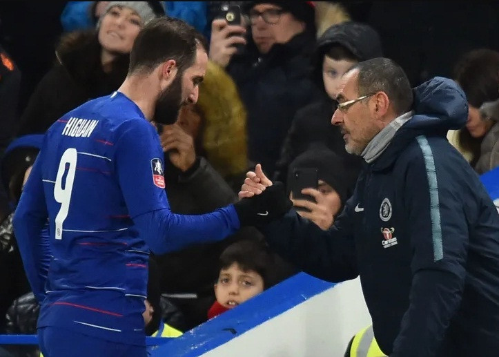 HLV Maurizio Sarri muốn mang Higuain cùng tới Juventus.