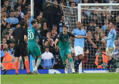 Bàn thắng gây tranh cãi của Fernando Llorente.