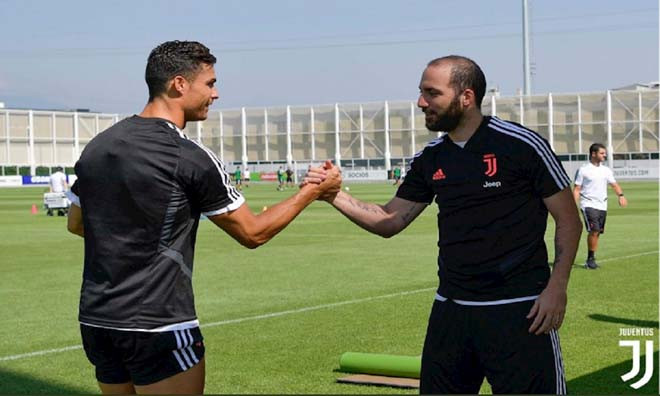 Ronaldo và Higuain bằng mặt mà không bằng lòng?