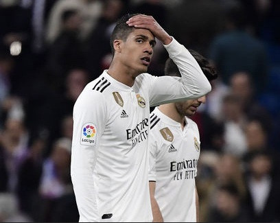 Raphael Varane đã tính tới chuyện rời Real Madrid để sang Anh.