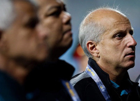 HLV Alexandre Gama và các học trò tiếp tục nhận phải sự chỉ trích từ báo chí quê nhà.