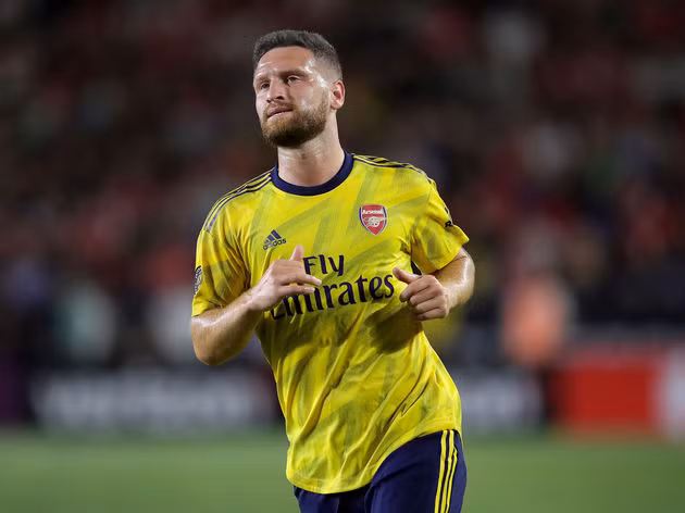 Shkodran Mustafi đối mặt tương lai u ám tại Arsenal.